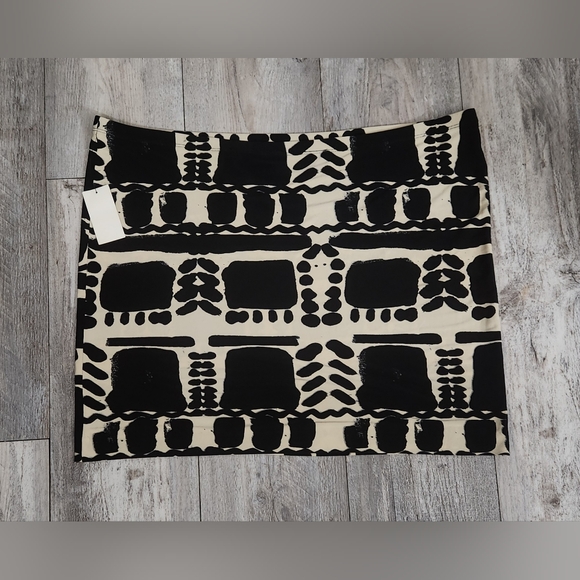 Norma Kamali Black and Cream Graphic Tube Skirt - Picture 4 of 4